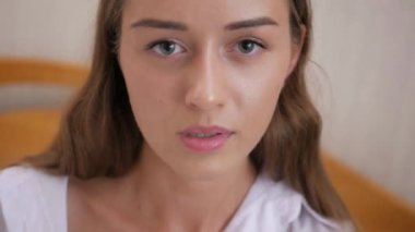 Siyah iç çamaşırlı şehvetli bir kadın duvara karşı poz veriyor. Siyah iç çamaşırlı gizemli kadın yatakta uzanıyor. Siyah iç çamaşırlı baştan çıkarıcı kadın duvarın yanında duruyor. Arkaplanda siyah iç çamaşırlı bir kadın.. 