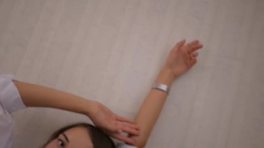 Siyah iç çamaşırlı şehvetli bir kadın duvara karşı poz veriyor. Siyah iç çamaşırlı gizemli kadın yatakta uzanıyor. Siyah iç çamaşırlı baştan çıkarıcı kadın duvarın yanında duruyor. Arkaplanda siyah iç çamaşırlı bir kadın.. 