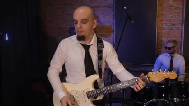 Elegant Gitarrist Spelar Elgitarr Roliga Affärsmän Spelar Musikinstrument Ett Rockband — Stockvideo