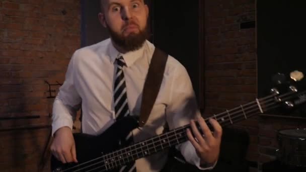 Mann Spielt Bassgitarre Lustige Geschäftsleute Spielen Musikinstrumente Eine Rockband Stil — Stockvideo
