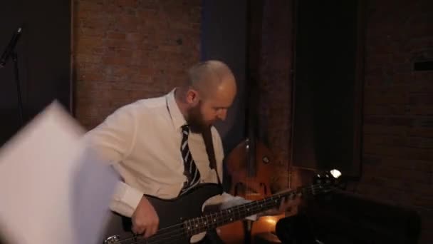 Han Spelar Basgitarr Roliga Affärsmän Spelar Musikinstrument Ett Rockband Stil — Stockvideo