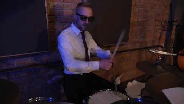 Een Man Die Drumt Drummer Grappige Zakenmensen Bespelen Muziekinstrumenten Een — Stockvideo