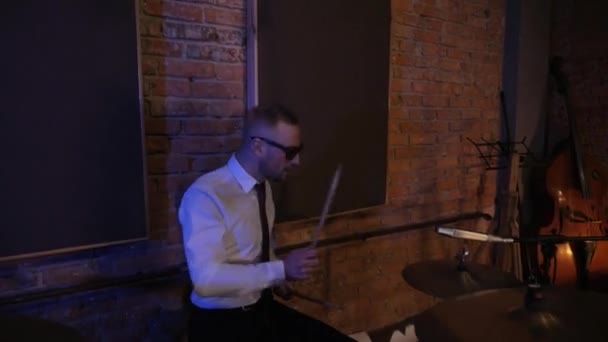 연주하는 드러머요 재미있는 사업가들은 악기를 연주합니다 콘서트를 사무실 근로자의 스타일의 — 비디오