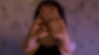 Yorgun bir kadın yatağa uzanmış, elleri başının üstünde. Yatakta teselli arayan sorunlu bir kadın. Kadın pozunda endişe ve umutsuzluk görülür. Bir kadının jestinde derin bir duygusal karmaşa yakaladı. Yatakta uzanan siyah elbiseli zarif bir kadın. Önlüklü bayan dinleniyor.