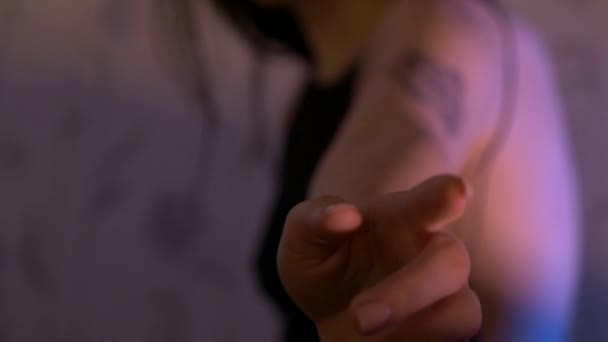 Виснажена Жінка Лежить Ліжку Руки Голові Проблема Тому Жінка Шукає — стокове відео