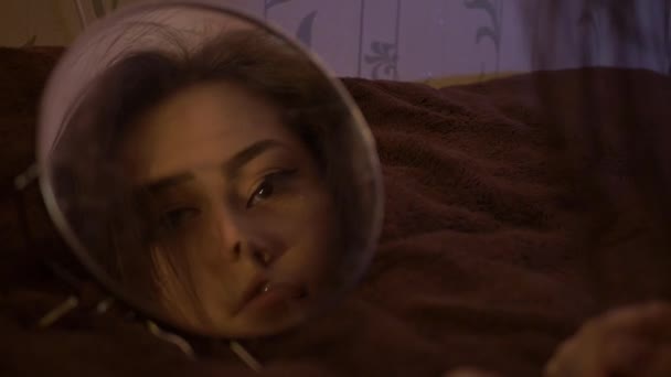 Yorgun Bir Kadın Yatakta Kırık Bir Aynaya Bakıyor Yatakta Teselli — Stok video