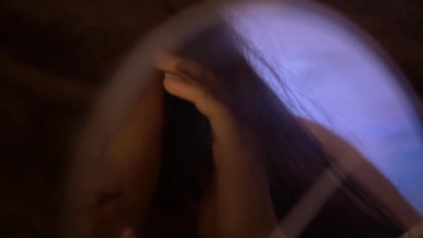 Femme Épuisée Regardant Dans Miroir Cassé Couché Sur Lit Femme — Video