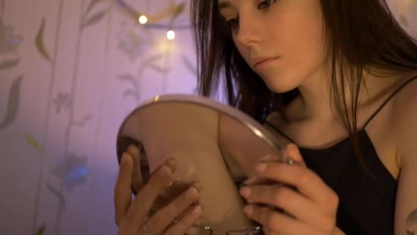 Donna Esausta Che Guarda Uno Specchio Rotto Sdraiato Sul Letto — Video Stock