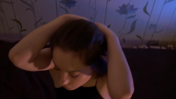 Mulher Exausta Deitada Cama Mãos Cabeça Mulher Perturbada Procurando Consolo — Vídeo de Stock