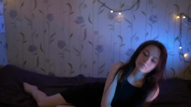 Kimerült Fekszik Ágyon Kezeket Fejre Egy Problémás Vigaszt Keres Ágyban — Stock videók