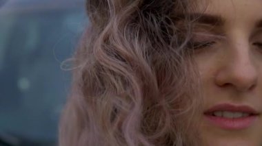 Otoparkta mavi bir arabanın yanında duran bir kadın. Şık bir bayan yolda mavi aracının yanında poz verirken gülümsüyor. Pürüzsüz mavi arabalı bir kadın, kendinden emin görünüyor. Mavi arabalı bayan, zarafet tasvir ediyor.. 