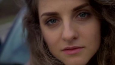 Otoparkta mavi bir arabanın yanında duran bir kadın. Şık bir bayan yolda mavi aracının yanında poz verirken gülümsüyor. Pürüzsüz mavi arabalı bir kadın, kendinden emin görünüyor. Mavi arabalı bayan, zarafet tasvir ediyor.. 