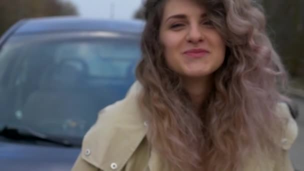 Kobieta Stojąca Obok Niebieskiego Samochodu Parkingu Stylowa Dama Uśmiecha Się — Wideo stockowe