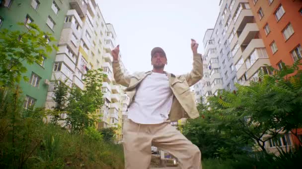Człowiek Taniec Hip Hop Styl Ulicy Centrum Miasta Facet Świetnie — Wideo stockowe