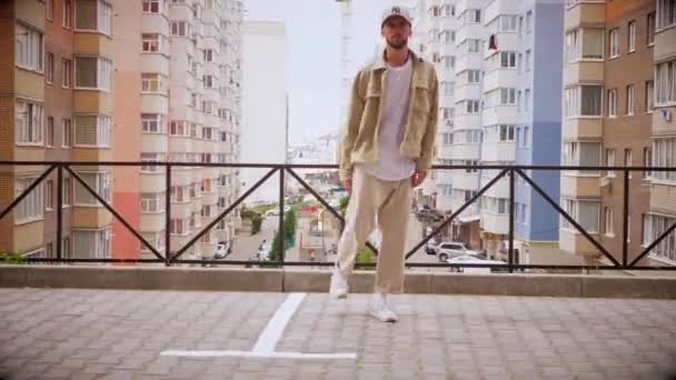 Чоловік Танцює Хіп Хоп Вуличний Стиль Центрі Міста Хлопець Танцює — стокове відео