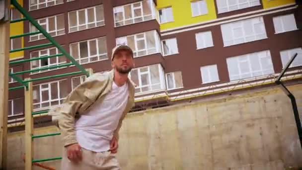 Hombre Bailando Hip Hop Street Style Centro Ciudad Tipo Baila — Vídeo de stock