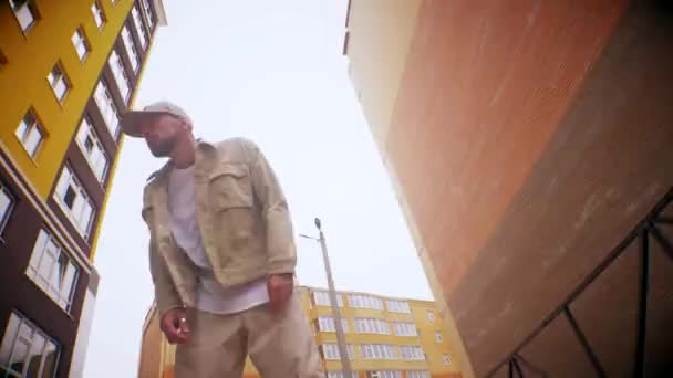 Hombre Bailando Hip Hop Street Style Centro Ciudad Tipo Baila — Vídeo de stock