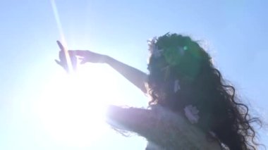 Beyaz gelinlikli kadın, bir elfi andırıyor, manzaranın ortasında. Beyaz elbiseli kaprisli kadın sakin bir çayırda zarif bir şekilde duruyor. Zarif bir bayan, beyaz bir elbiseyle süslenmiş ve doğayla çevrili bir elf havası yayıyor.. 