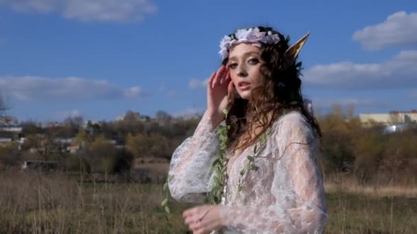 Lady Witte Trouwjurk Als Een Elf Midden Van Een Pittoresk — Stockvideo