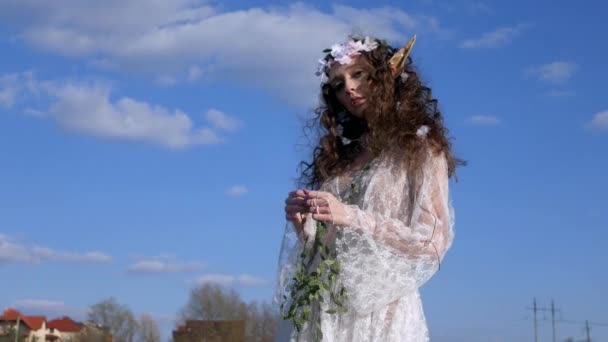 Senhora Vestido Noiva Branco Semelhante Elfo Meio Uma Paisagem Pitoresca — Vídeo de Stock