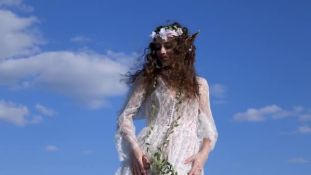 Пані Білій Весільній Сукні Нагадує Ельфа Серед Мальовничого Польового Пейзажу — стокове відео