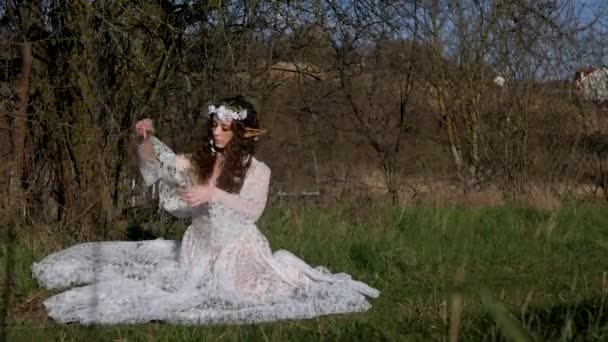 Pani Białej Sukni Ślubnej Przypominająca Elfa Pośród Malowniczego Krajobrazu Polnego — Wideo stockowe