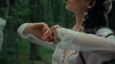 Çekici Dryad veya orman perisi. Ormanda şeffaf beyaz elbiseli hoş bir kadın. Mavka, Naiad, Nymph. Düğün kıyafetiyle bir ormanlık alanda gezinen bir gelinin büyüleyici bir sahnesi. Sihirli bir ormanda gezinen bir kadın