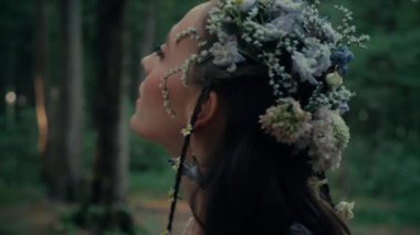 Çekici Dryad veya orman perisi. Ormanda şeffaf beyaz elbiseli hoş bir kadın. Mavka, Naiad, Nymph. Düğün kıyafetiyle bir ormanlık alanda gezinen bir gelinin büyüleyici bir sahnesi. Sihirli bir ormanda gezinen bir kadın