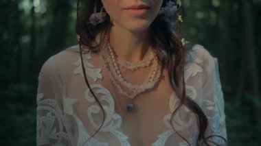 Çekici Dryad veya orman perisi. Ormanda şeffaf beyaz elbiseli hoş bir kadın. Mavka, Naiad, Nymph. Düğün kıyafetiyle bir ormanlık alanda gezinen bir gelinin büyüleyici bir sahnesi. Sihirli bir ormanda gezinen bir kadın