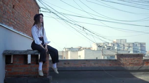 Frau Weißem Hemd Und Hut Auf Dem Dach Stilvolle Frau — Stockvideo