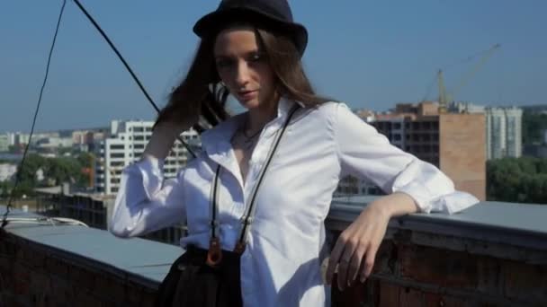 Kobieta Białej Koszuli Kapeluszu Dachu Stylowa Kobieta Stojąca Dachu Piękna — Wideo stockowe