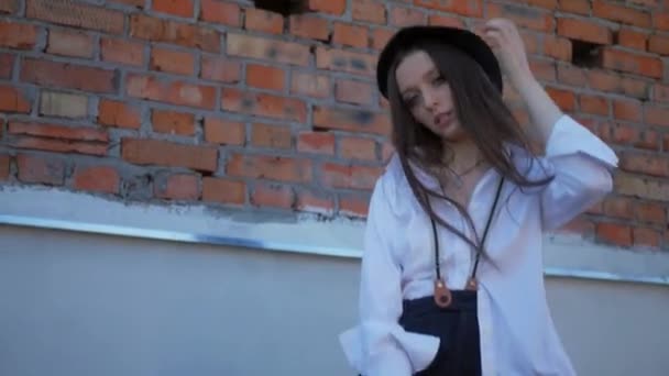 Fehér Inges Kalapos Tetőn Stílusos Áll Tetőn Gyönyörű Lány Sétál — Stock videók