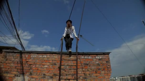 Kobieta Białej Koszuli Kapeluszu Dachu Stylowa Kobieta Stojąca Dachu Piękna — Wideo stockowe