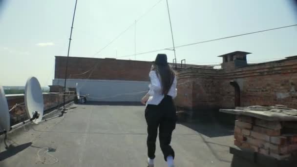 Frau Weißem Hemd Und Hut Auf Dem Dach Stilvolle Frau — Stockvideo
