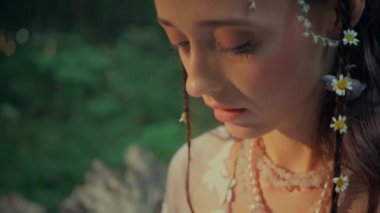 Çekici Dryad veya orman perisi. Ormanda şeffaf beyaz elbiseli hoş bir kadın. Mavka, Naiad, Nymph. Düğün kıyafetiyle bir ormanlık alanda gezinen bir gelinin büyüleyici bir sahnesi. Sihirli bir ormanda gezinen bir kadın