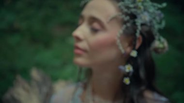 Çekici Dryad veya orman perisi. Ormanda şeffaf beyaz elbiseli hoş bir kadın. Mavka, Naiad, Nymph. Düğün kıyafetiyle bir ormanlık alanda gezinen bir gelinin büyüleyici bir sahnesi. Sihirli bir ormanda gezinen bir kadın