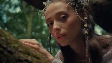 Çekici Dryad veya orman perisi. Ormanda şeffaf beyaz elbiseli hoş bir kadın. Mavka, Naiad, Nymph. Düğün kıyafetiyle bir ormanlık alanda gezinen bir gelinin büyüleyici bir sahnesi. Sihirli bir ormanda gezinen bir kadın