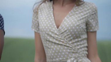 Dalgalı elbiseli bir kadın güneşli bir çayırda zarifçe kıvrılır. Tarlada özgürce dans eden bir kadının elbisesi hafif esintide sallanıyor. Doğanın güzelliğinin ortasında, bir kadın çiçekli bir elbiseyle zarif bir şekilde dans eder. Resimli bir tarlada, elbiseli bir kadın. 