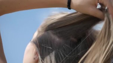 Sahilde bikinili seksi genç kadın. Esnek kalçalı bir kız kumsalda güneşleniyor. Çekici, ince model kameraya poz veriyor. Bikinili bir kadın kumsalda dinleniyor. Bikinili güzellik plaj havasından hoşlanıyor. Plaj kızı ıslanıyor. 