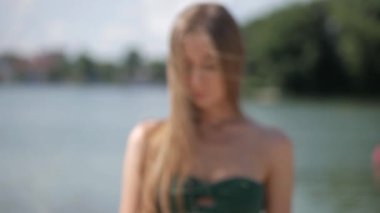 Sahilde bikinili seksi genç kadın. Esnek kalçalı bir kız kumsalda güneşleniyor. Çekici, ince model kameraya poz veriyor. Bikinili bir kadın kumsalda dinleniyor. Bikinili güzellik plaj havasından hoşlanıyor. Plaj kızı ıslanıyor. 
