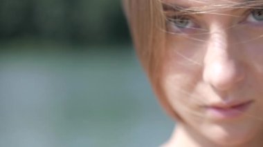 Sahilde bikinili seksi genç kadın. Esnek kalçalı bir kız kumsalda güneşleniyor. Çekici, ince model kameraya poz veriyor. Bikinili bir kadın kumsalda dinleniyor. Bikinili güzellik plaj havasından hoşlanıyor. Plaj kızı ıslanıyor. 