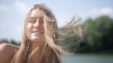 Sahilde bikinili seksi genç kadın. Esnek kalçalı bir kız kumsalda güneşleniyor. Çekici, ince model kameraya poz veriyor. Bikinili bir kadın kumsalda dinleniyor. Bikinili güzellik plaj havasından hoşlanıyor. Plaj kızı ıslanıyor. 