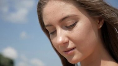 Sahilde bikinili seksi genç kadın. Esnek kalçalı bir kız kumsalda güneşleniyor. Çekici, ince model kameraya poz veriyor. Bikinili bir kadın kumsalda dinleniyor. Bikinili güzellik plaj havasından hoşlanıyor. Plaj kızı ıslanıyor. 