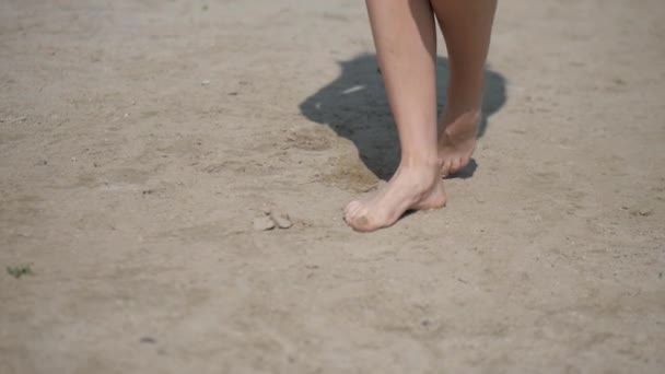 해변에서 비키니에 엉덩이를 소녀는 해변에서 일광욕입니다 매력적인 모델은 카메라에 해변에서 — 비디오