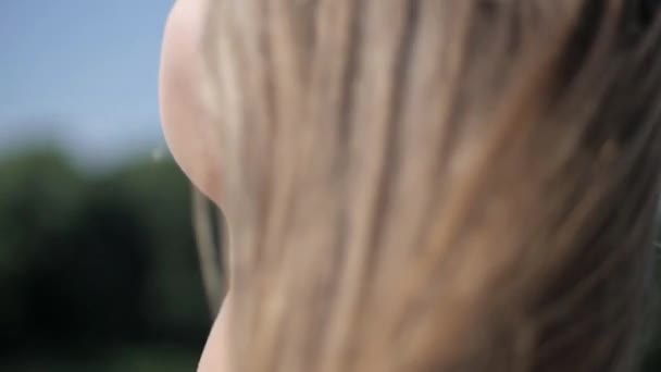 Sahilde Bikinili Seksi Genç Kadın Esnek Kalçalı Bir Kız Kumsalda — Stok video