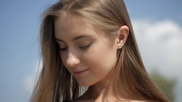Seksowna Młoda Kobieta Bikini Plaży Dziewczyna Elastycznymi Pośladkami Opala Się — Wideo stockowe
