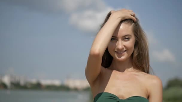 Jovencita Sexy Bikini Playa Una Chica Con Nalgas Elásticas Está — Vídeo de stock