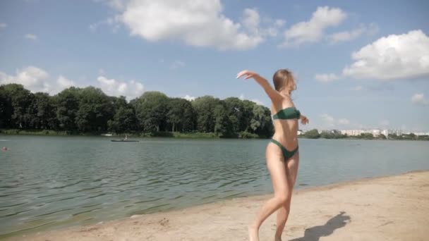 Sexy Jonge Vrouw Bikini Het Strand Een Meisje Met Elastische — Stockvideo