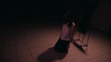 Karanlık bir odada depresif bir kız. Yalnız, deli bir kadın odaya kilitlendi. Kaçırılan kız karanlık bir odada kilitli. Hapisteki yalnız kadın.