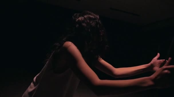 Депресивна Дівчина Темній Кімнаті Самотня Божевільна Жінка Замкнута Кімнаті Викрадена — стокове відео